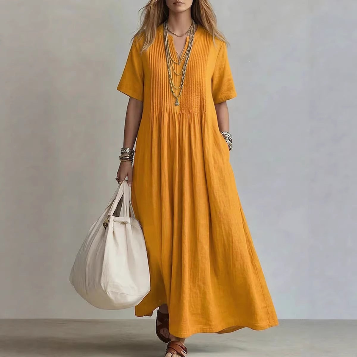 Vestido largo ZYVA color mostaza de algodón y lino con cuello en V, detalles plisados y corte holgado casual.