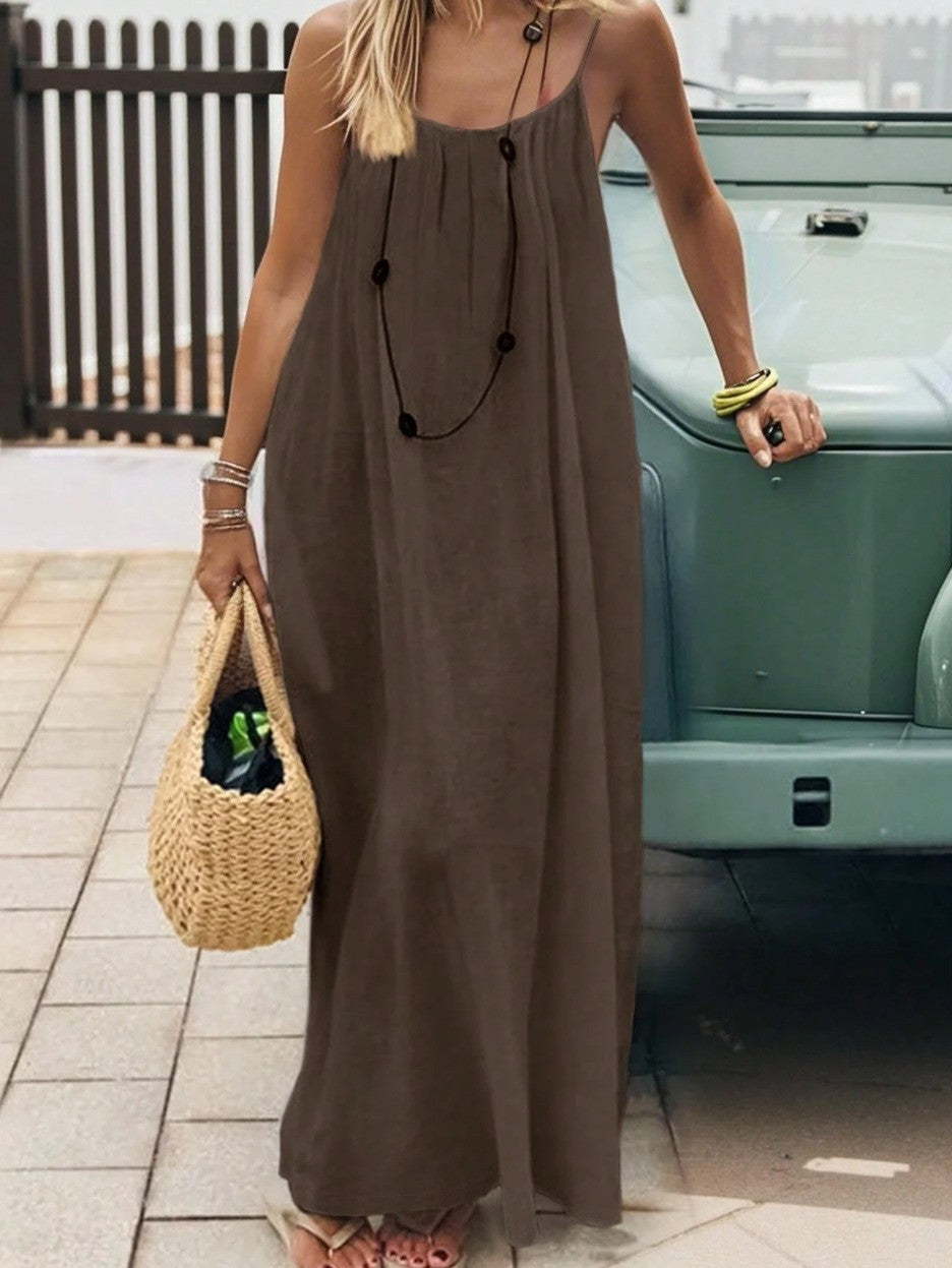 Vestido largo holgado en color marrón con tirantes finos y espalda abierta, ideal para un estilo urbano y casual.