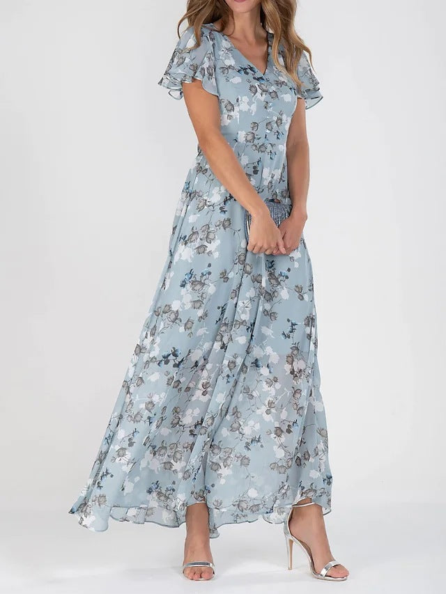 Vestido largo de gasa azul con estampado floral, escote en V y volantes en las mangas para eventos de verano.