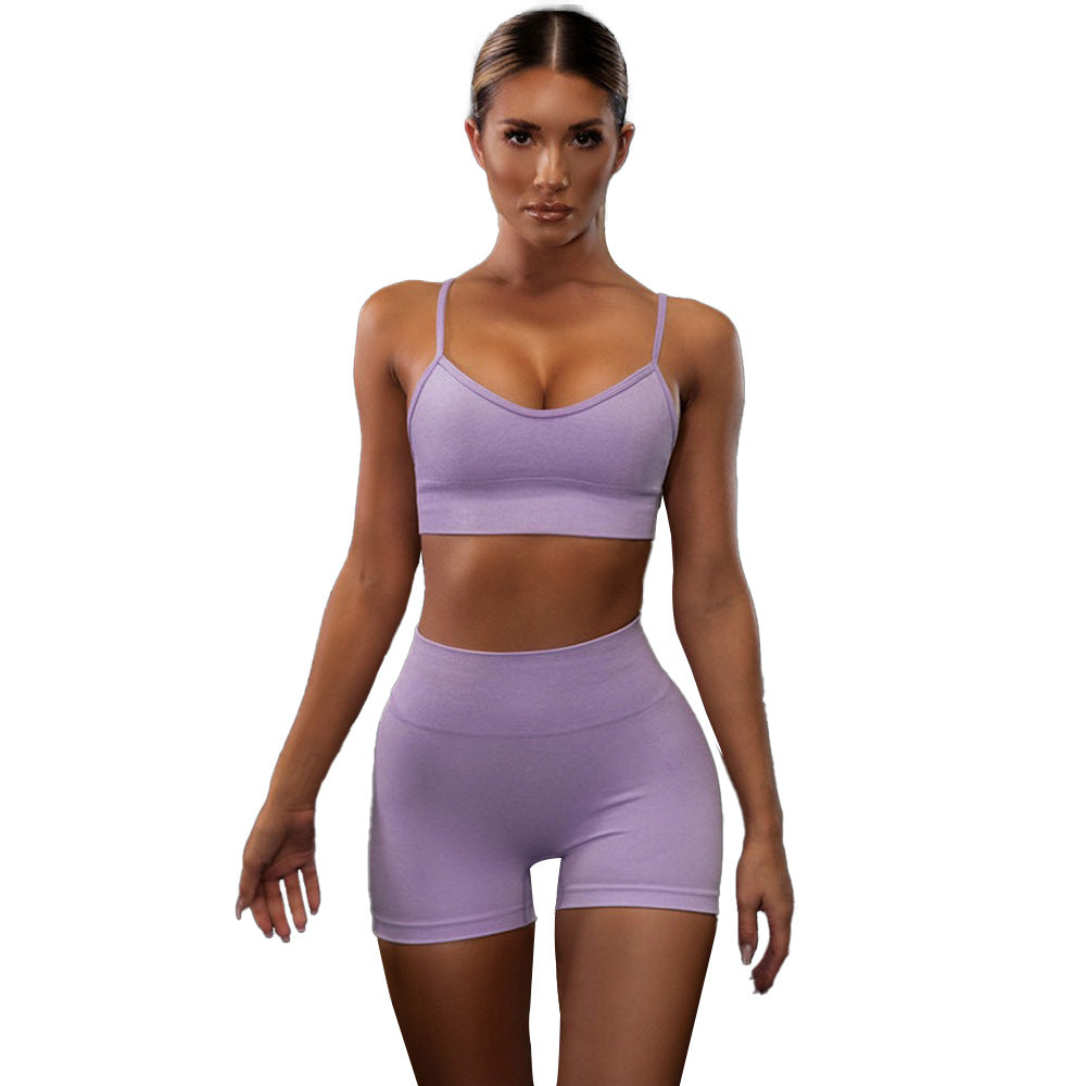 Conjunto deportivo de top y pantalón corto sin costuras en color lila, ideal para yoga y fitness.