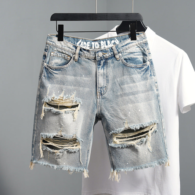 Bermudas denim para hombre en azul claro con efecto desgastado, rotos frontales y bajo deshilachado de estilo urbano.
