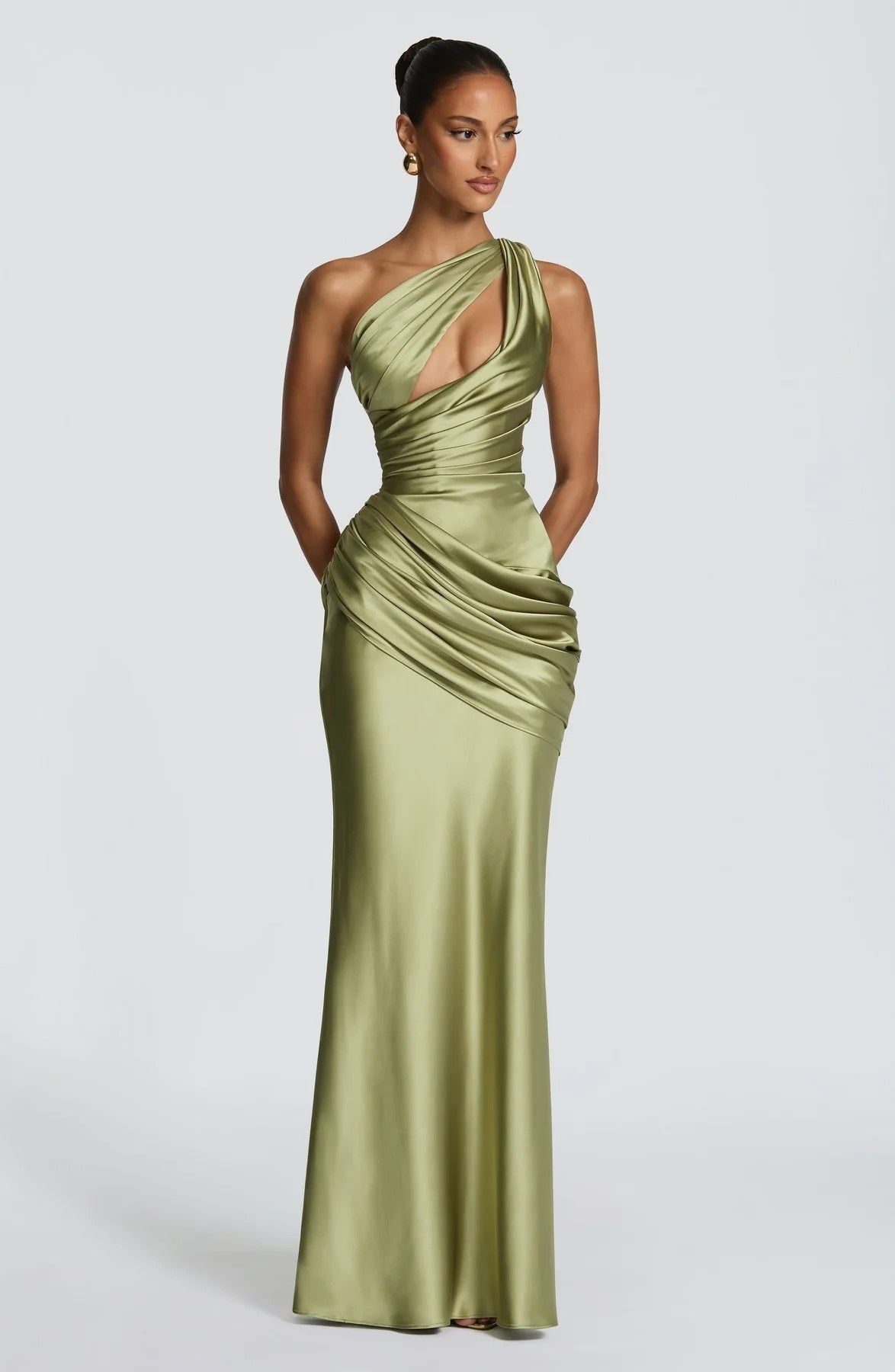 Vestido de noche largo color verde oliva con diseño asimétrico de un solo hombro y corte sirena elegante.