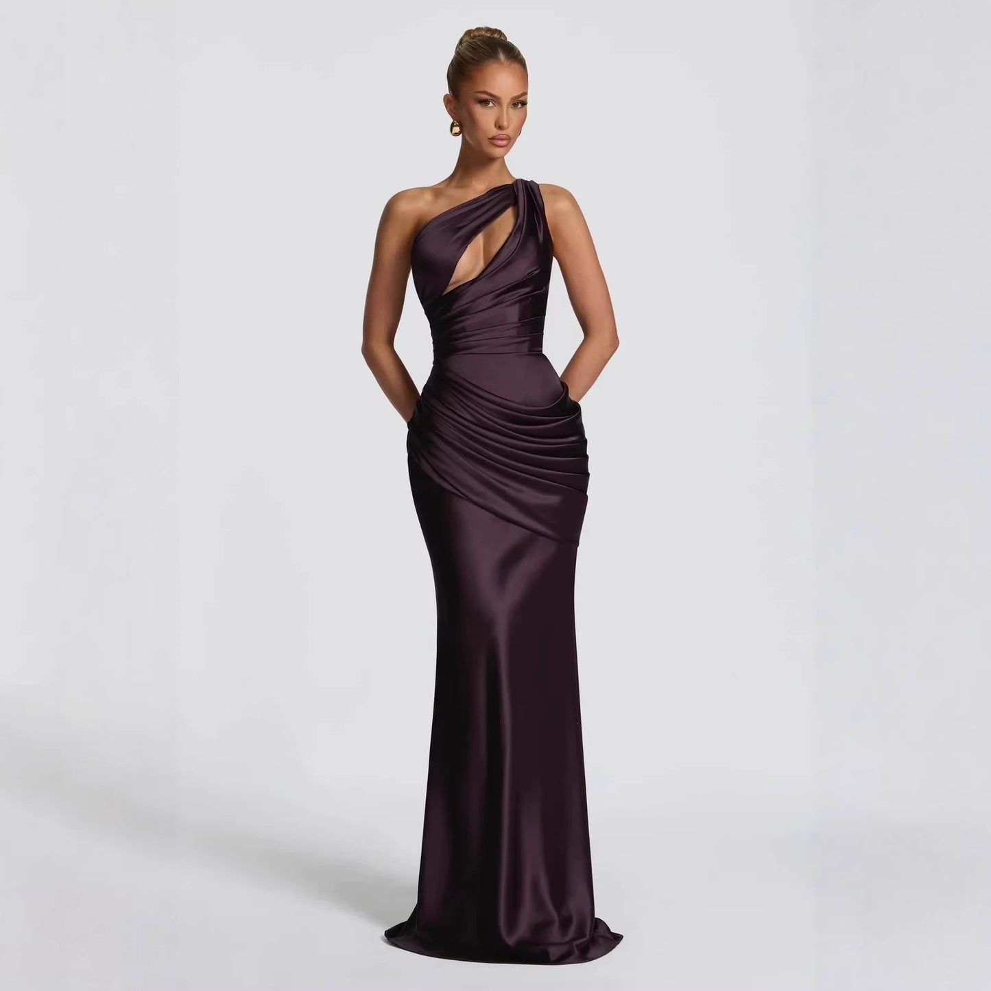 Vestido de noche elegante corte sirena color púrpura oscuro con diseño asimétrico de un solo hombro y drapeado.
