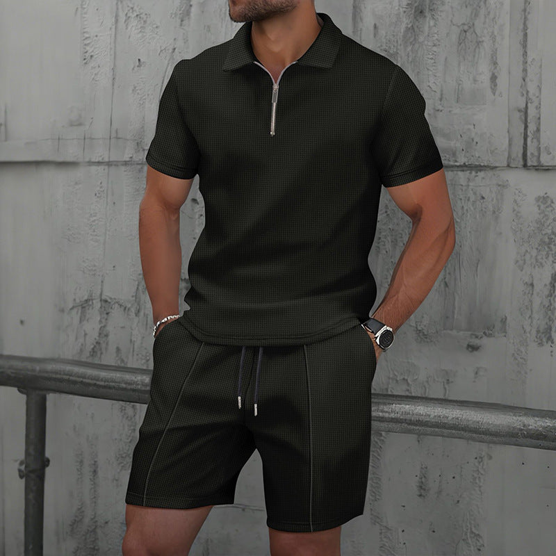 Conjunto deportivo para hombre de polo con cremallera y pantalón corto en tejido waffle color negro carbón.