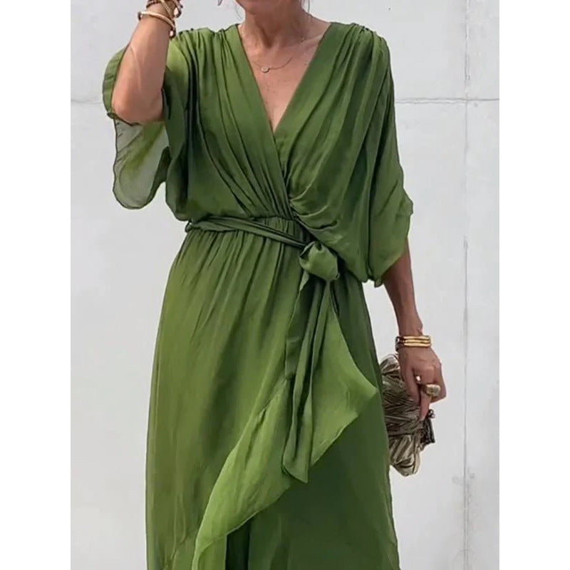 Vestido largo verde oliva con cuello en V, mangas murciélago y cinturón de lazo en tejido de gasa elegante.