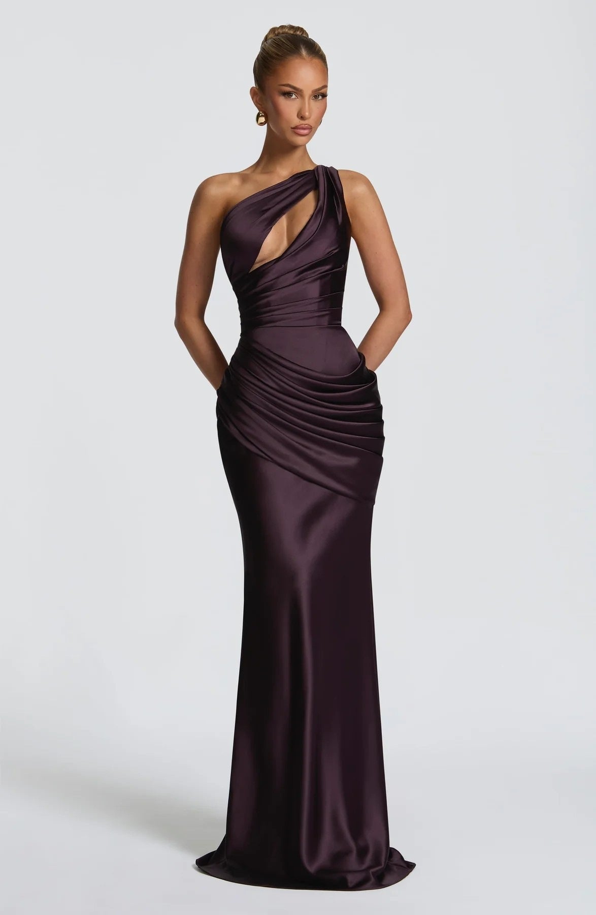 Vestido de noche elegante corte sirena en color berenjena con diseño asimétrico de un solo hombro y efecto entallado.