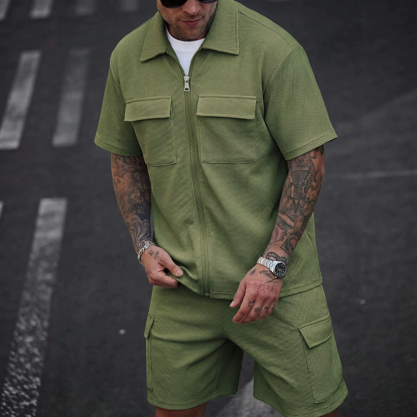 Conjunto casual de hombre verde oliva en tejido waffle con cárdigan de cremallera y pantalones cortos de verano.