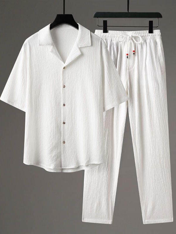 Conjunto casual de lino blanco para hombre con camisa de manga corta y pantalón con cordón ajustable.