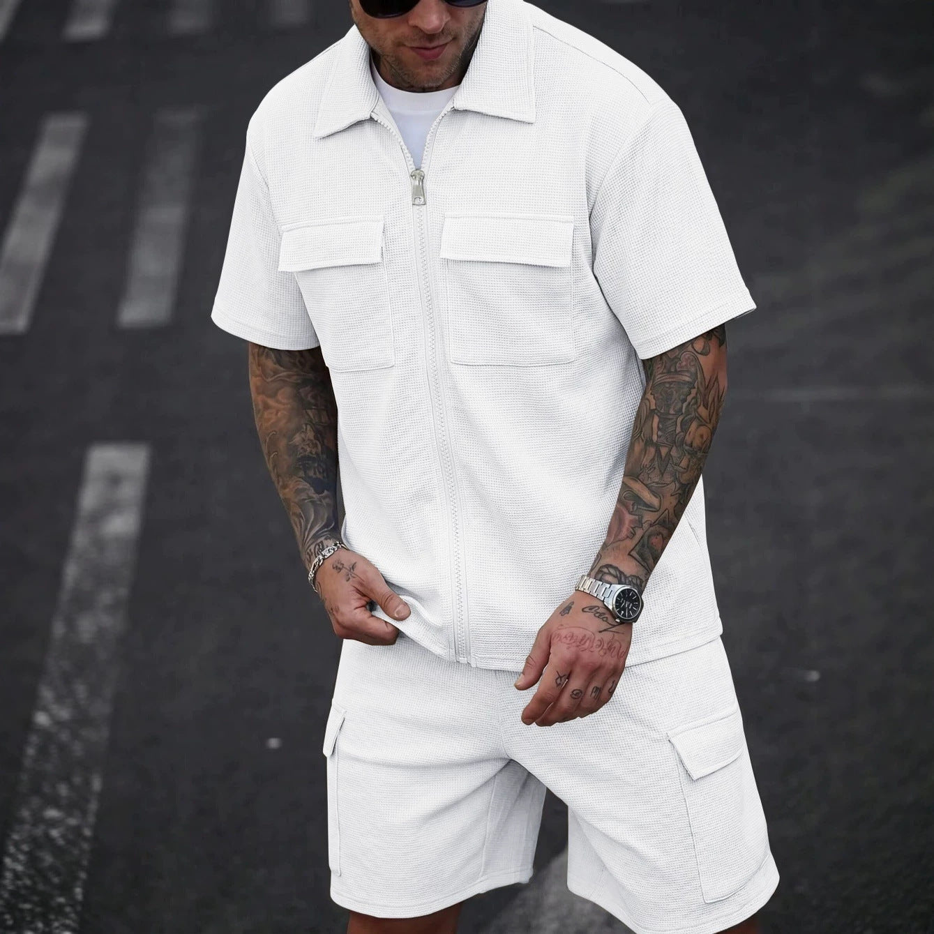 Conjunto blanco de hombre en tejido waffle con cárdigan de cremallera y pantalones cortos casuales de verano.