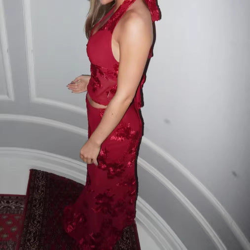 Conjunto de vestido rojo con bordado floral de dos piezas con top corto y falda larga ajustada de malla.