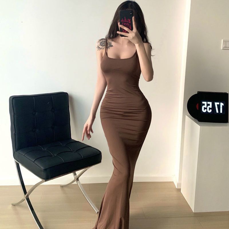 Vestido ajustado de tirantes en punto marrón con silueta sirena y bajo de cola de pez para mujer.