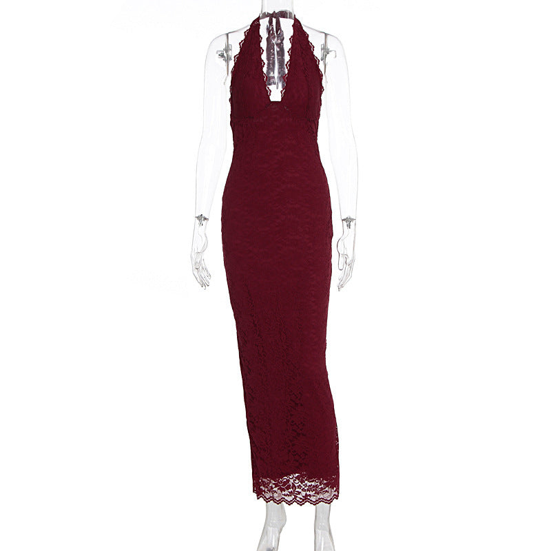 Vestido largo de fiesta color burdeos con encaje, cuello halter y silueta ajustada para mujer.