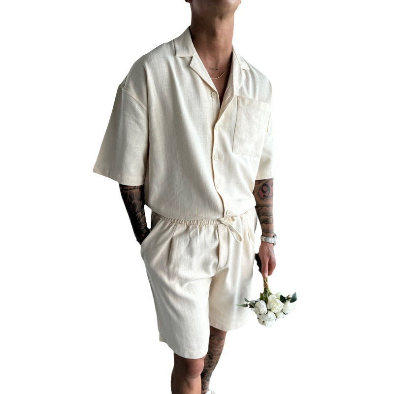 Conjunto casual para hombre en color crema: camisa de manga corta con solapa y pantalones cortos de verano.