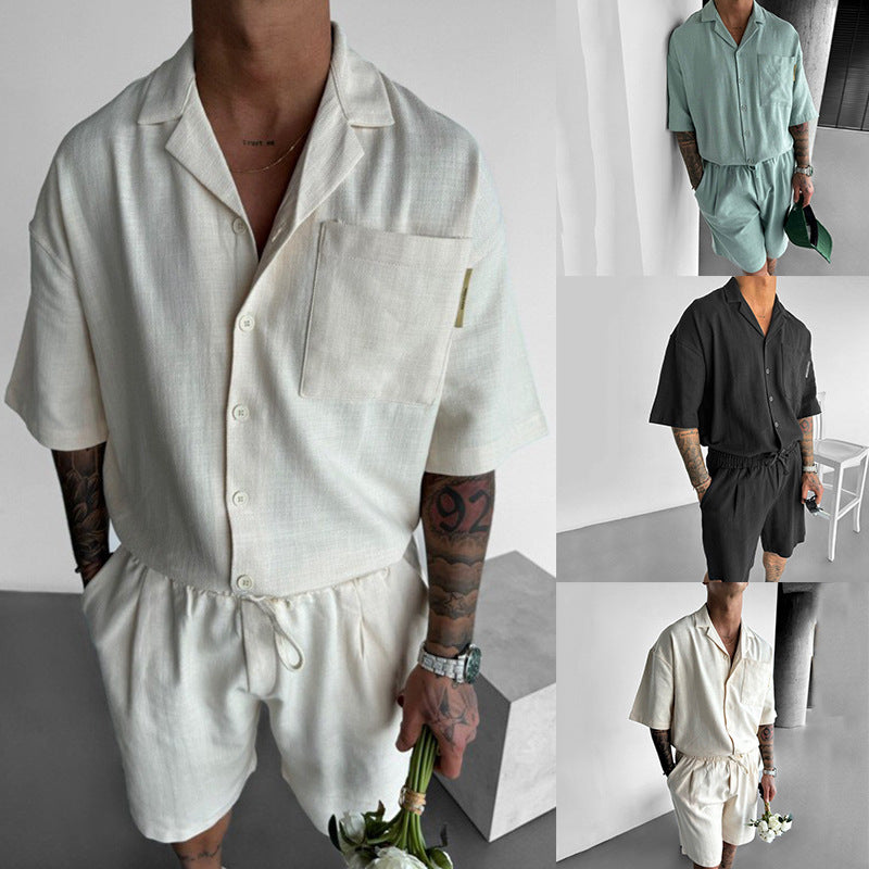 Conjunto casual para hombre de camisa de manga corta con solapa y pantalones cortos en colores crema, negro y verde.