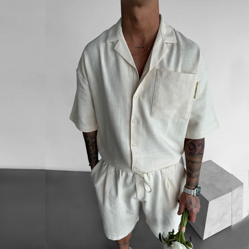 Conjunto casual de hombre en color albaricoque con camisa de manga corta, cuello de solapa y pantalones cortos.