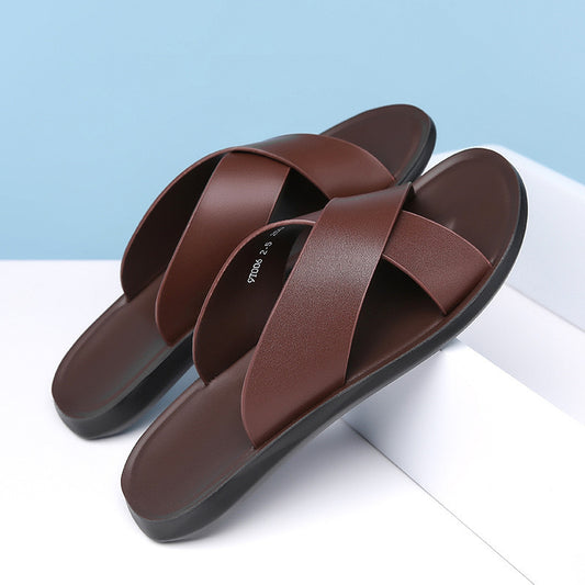 Sandalias de playa para hombre en color marrón con diseño de tiras cruzadas en microfibra y suela impermeable.