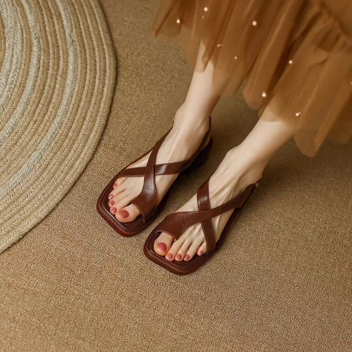 Sandalias retro francesas para mujer en color marrón con diseño de tiras cruzadas y punta cuadrada elegante.