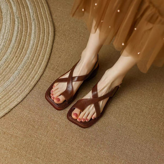 Sandalias retro francesas para mujer en color marrón con diseño de tiras cruzadas y punta cuadrada elegante.