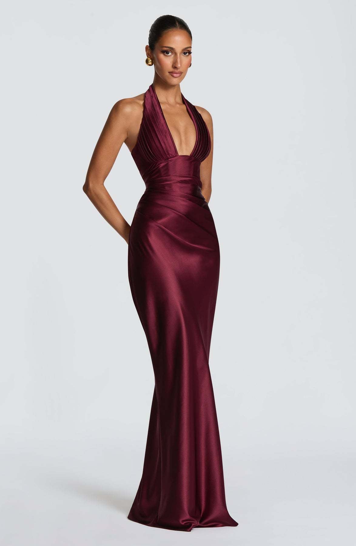 Vestido Largo de Satén con Cuello Halter y Escote en V - Estilo y Confianza | ZYVA