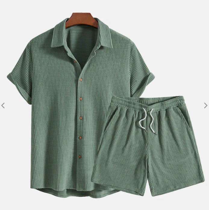 Conjunto casual de verano para hombre en color verde: camisa de manga corta con botones y pantalón corto a juego.