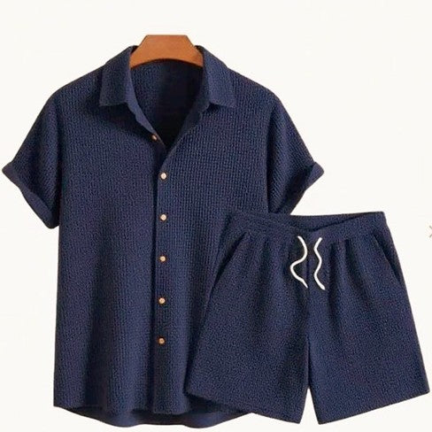 Conjunto casual para hombre azul marino con camisa de botones manga corta y pantalón corto de tejido transpirable.