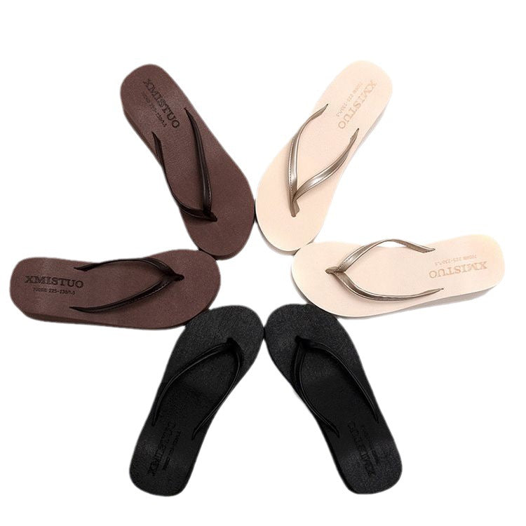 Chanclas de mujer con tacón medio y suela antideslizante en colores negro, marrón y beige para playa.