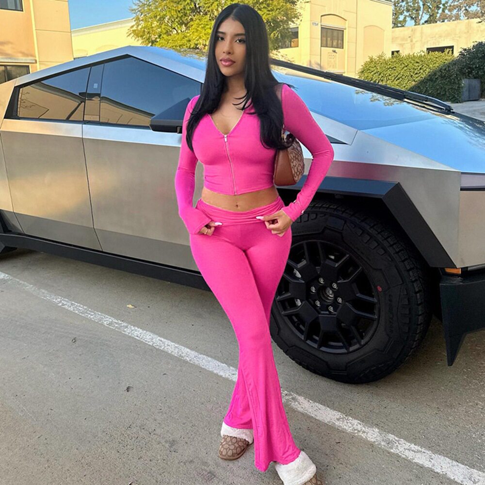 Chándal de mujer rosa fucsia con sudadera corta con cremallera y pantalón acampanado de talle alto.