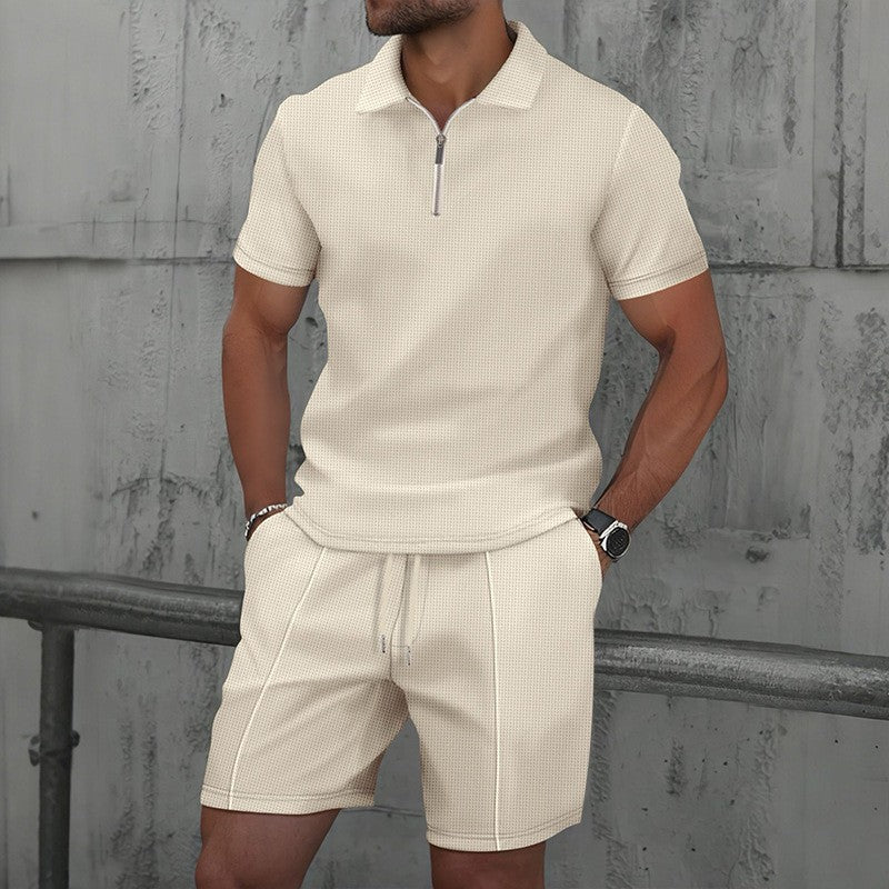 Conjunto deportivo para hombre color crema con polo de cremallera y shorts en tejido de textura waffle gofrada.