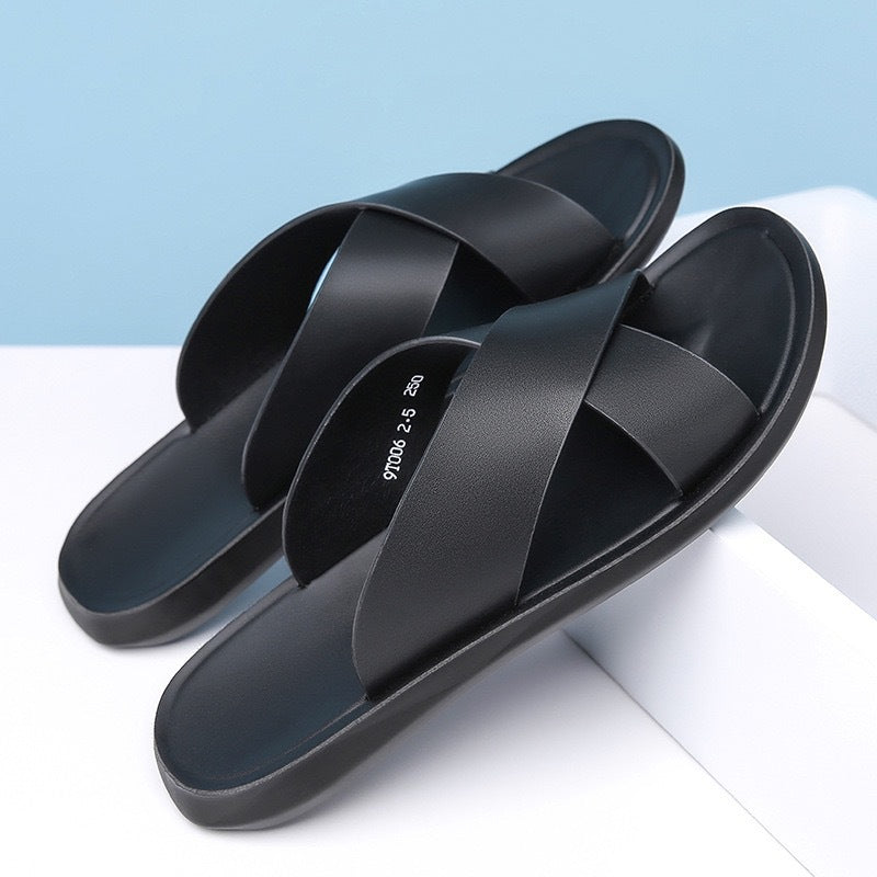 Sandalias de playa negras para hombre con correas cruzadas de microfibra y suela impermeable cómoda.