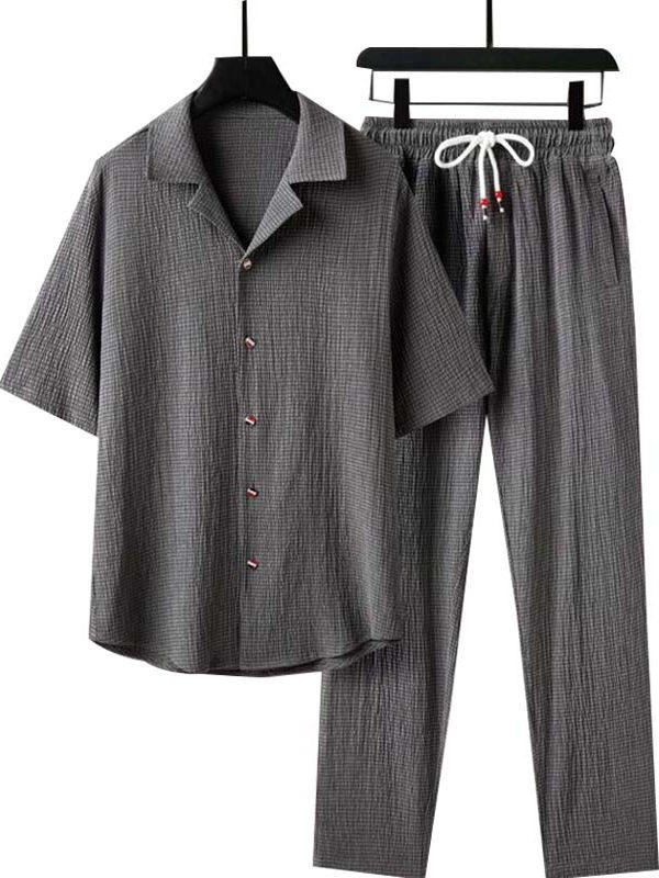 Conjunto casual gris de lino y algodón para hombre con camisa de manga corta y pantalón con cordón ajustable.