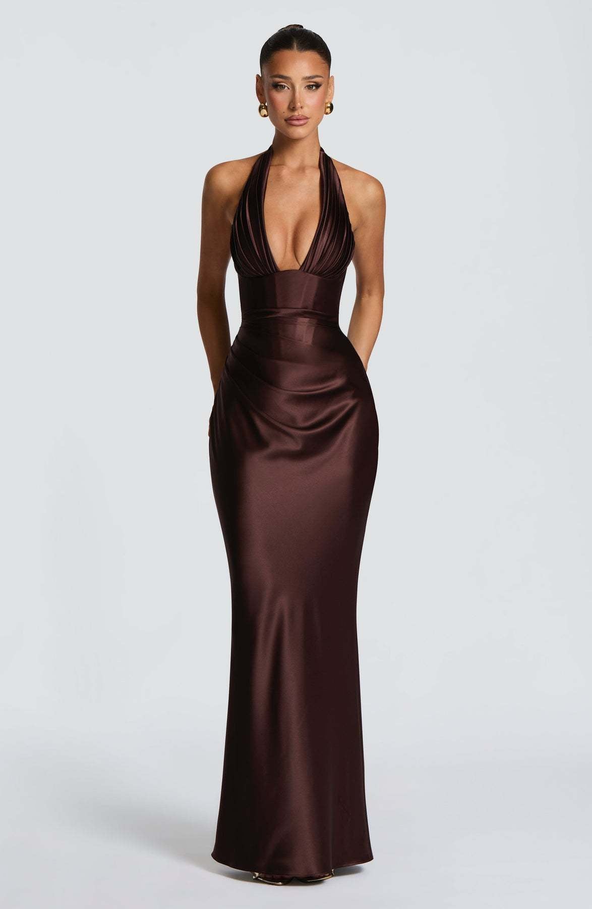 Vestido largo de satén marrón chocolate con cuello halter, escote en V profundo y ajuste tipo bodycon para fiesta.