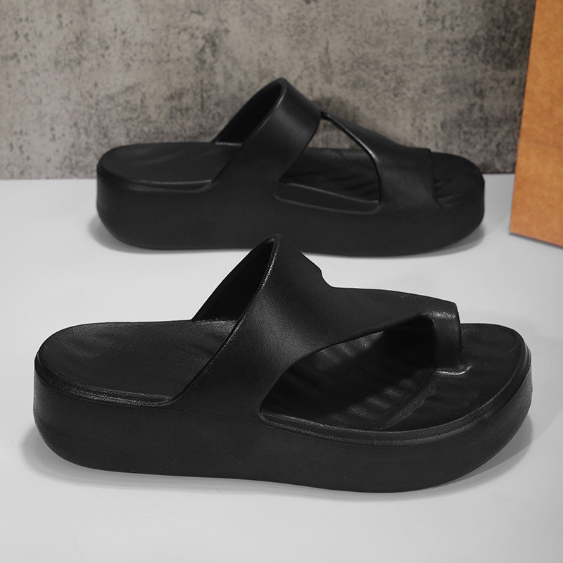 Chanclas de playa negras para mujer en material EVA ligero con suela gruesa y diseño de punta redonda.
