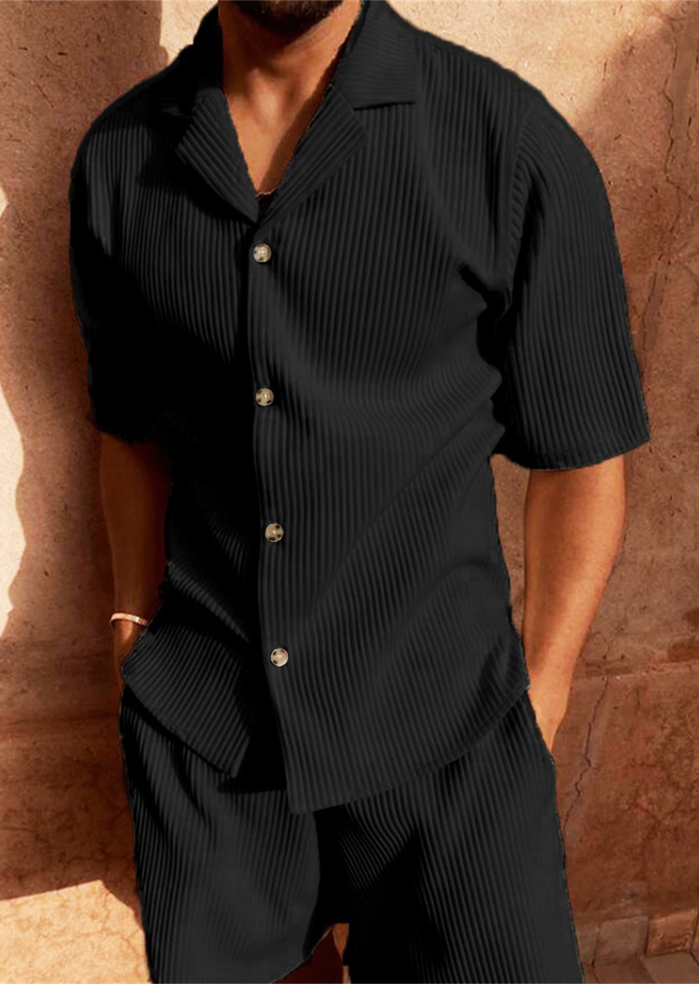 Conjunto de camisa de pana negra con solapa y pantalones cortos para hombre en estilo urbano casual.