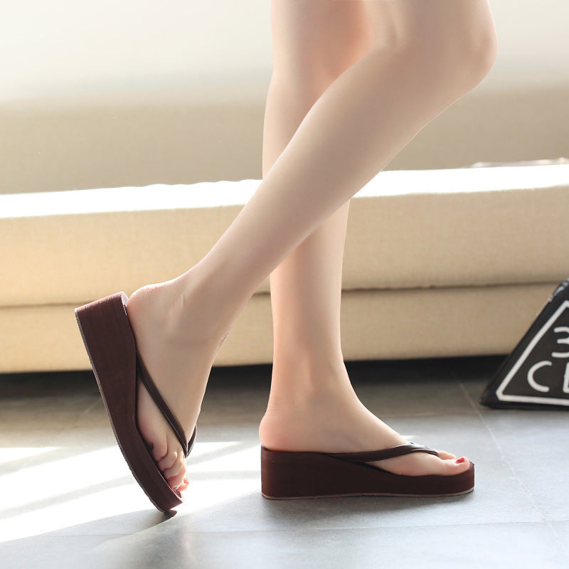 Chanclas de mujer color marrón con cuña de 3 cm y tiras finas de estilo coreano para playa.