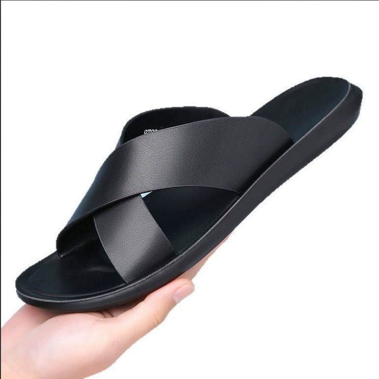Sandalias de playa para hombre en color negro con correas cruzadas de microfibra y suela de PU resistente al agua.