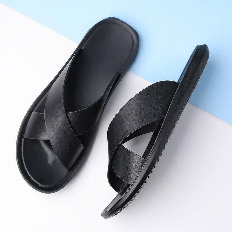 Sandalias de playa negras para hombre con tiras cruzadas, suela de PU, sobre fondo blanco y azul claro. Chanclas ligeras.