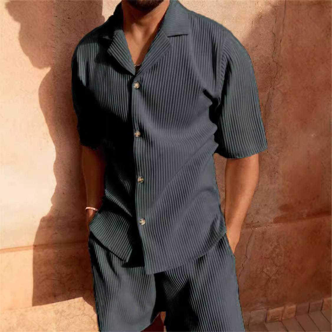 Conjunto casual de pana azul para hombre con camisa de solapa y pantalones cortos, textura premium de estilo urbano.
