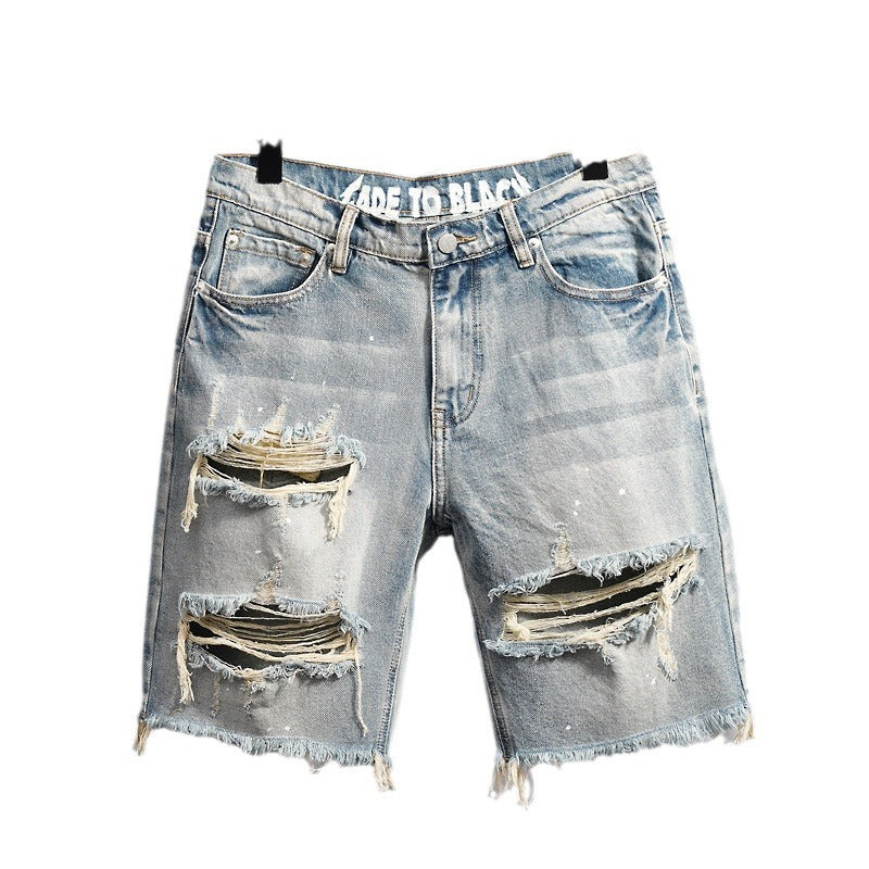Pantalones cortos vaqueros para hombre de corte recto con detalles desgastados y bajos deshilachados estilo vintage.