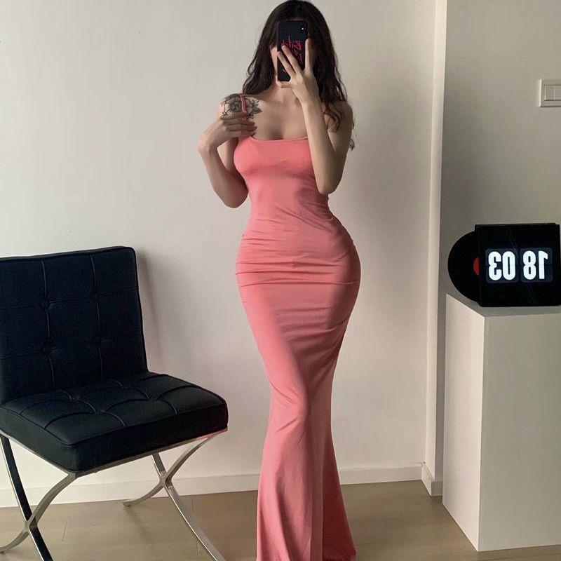 Vestido midi de punto rosa con tirantes finos, silueta ajustada y dobladillo estilo cola de pez para mujer.