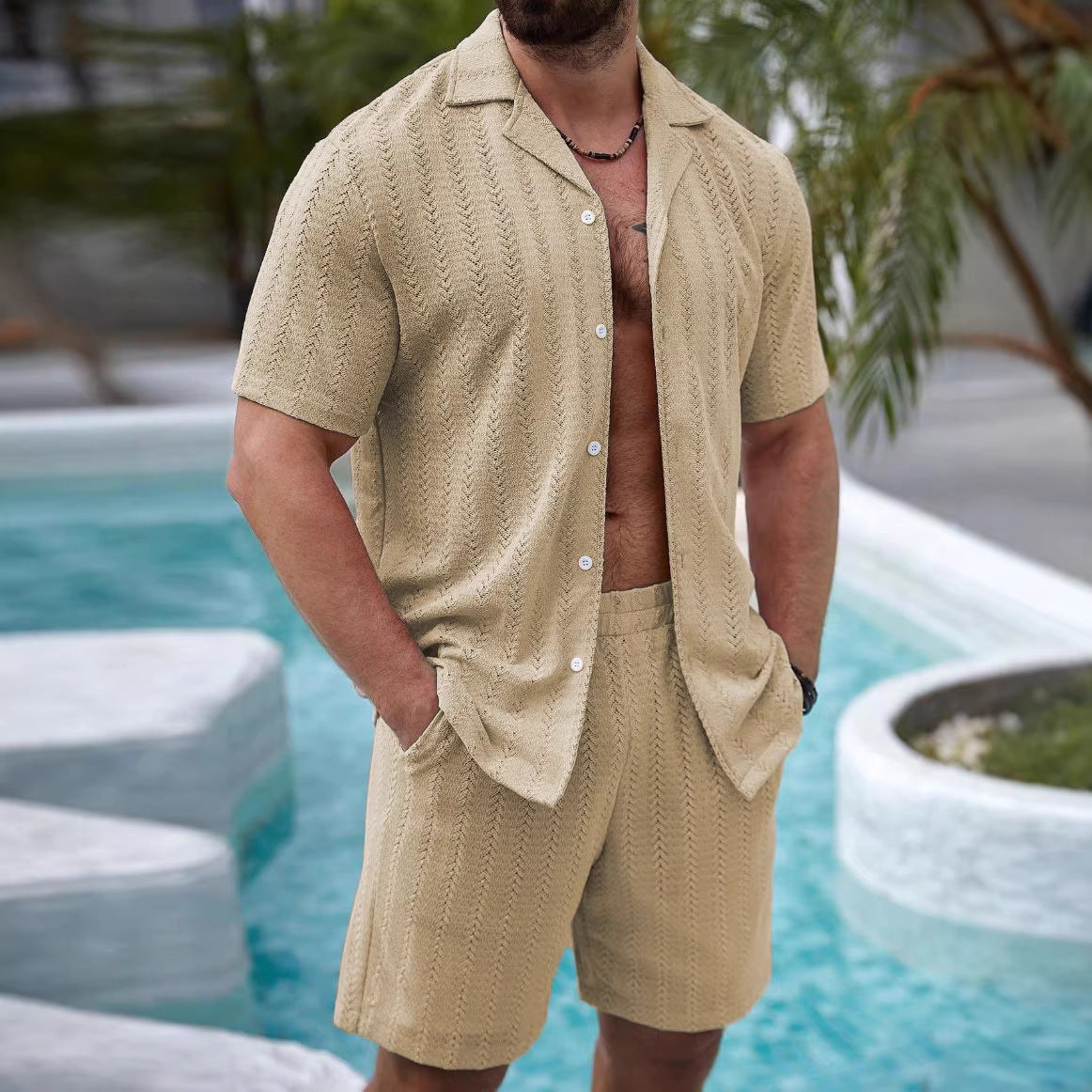 Conjunto de verano para hombre en color beige con camisa de botones y pantalón corto de tejido calado casual.