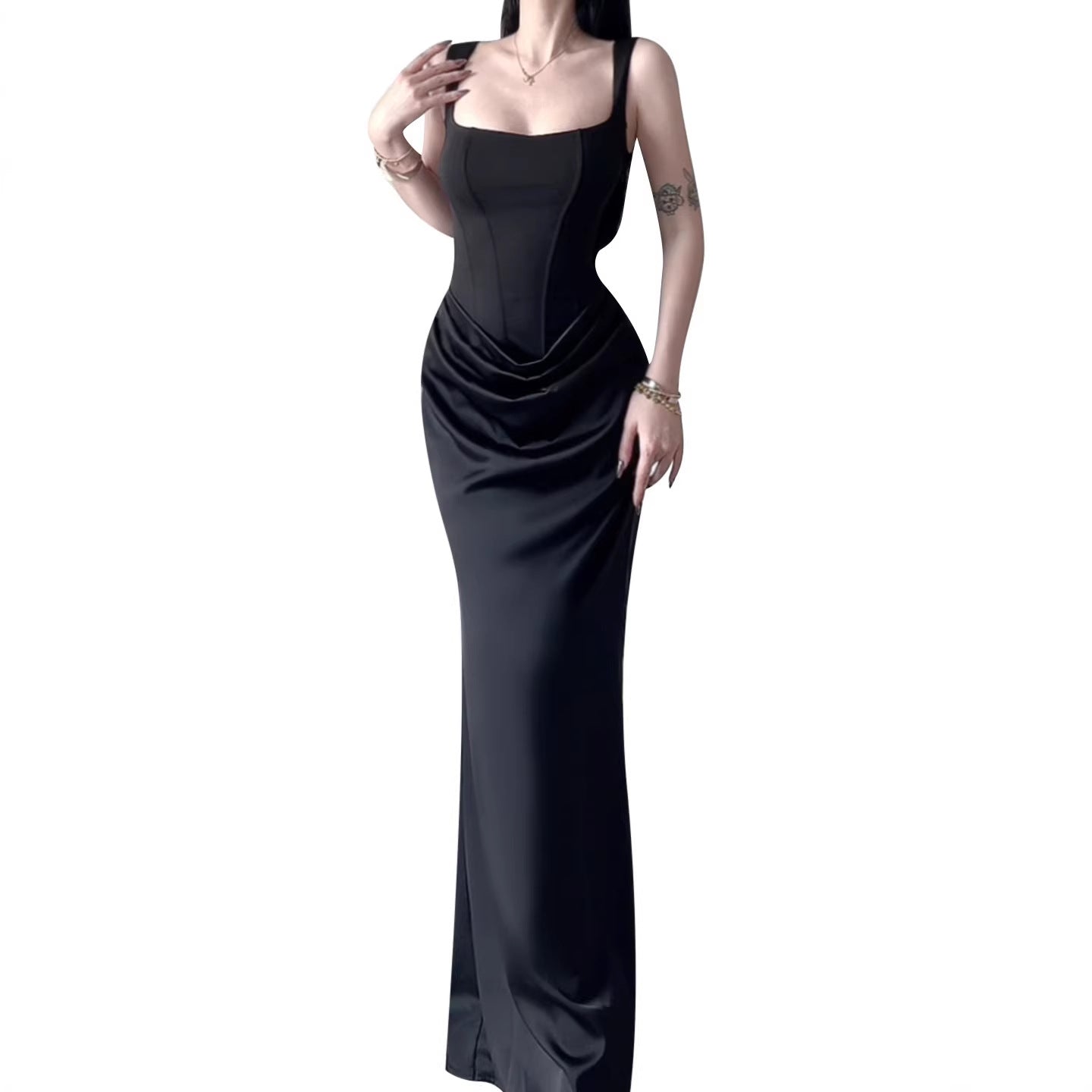 Vestido de noche negro para mujer con corpiño ajustado tipo corset, falda larga drapeada y corte sirena elegante.