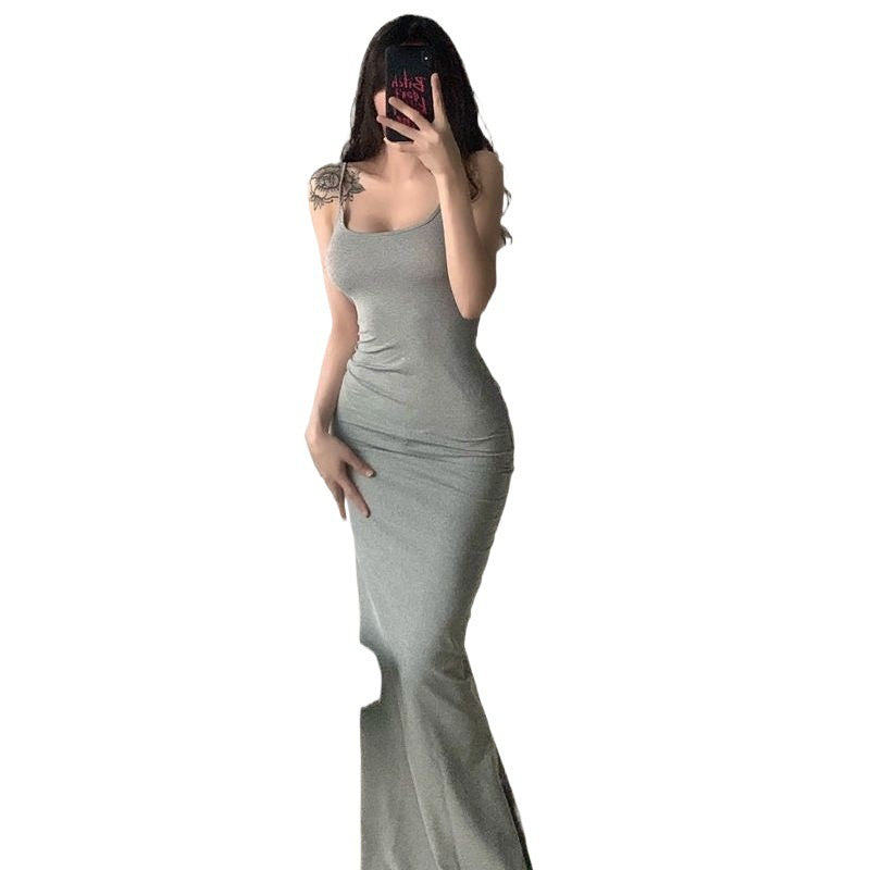 Vestido largo gris de tirantes ajustado con falda corte sirena y tejido de punto elástico.