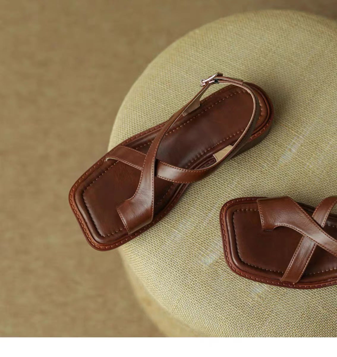 Sandalias de dedo retro para mujer en color marrón con punta cuadrada y tiras cruzadas elegantes.