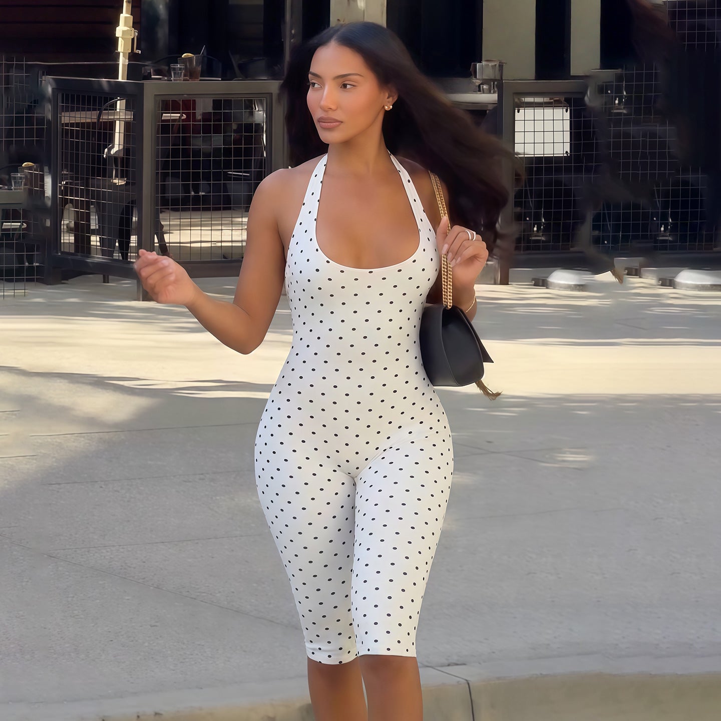 Mono corto ajustado blanco con lunares negros para mujer, escote halter y estilo streetwear urbano.