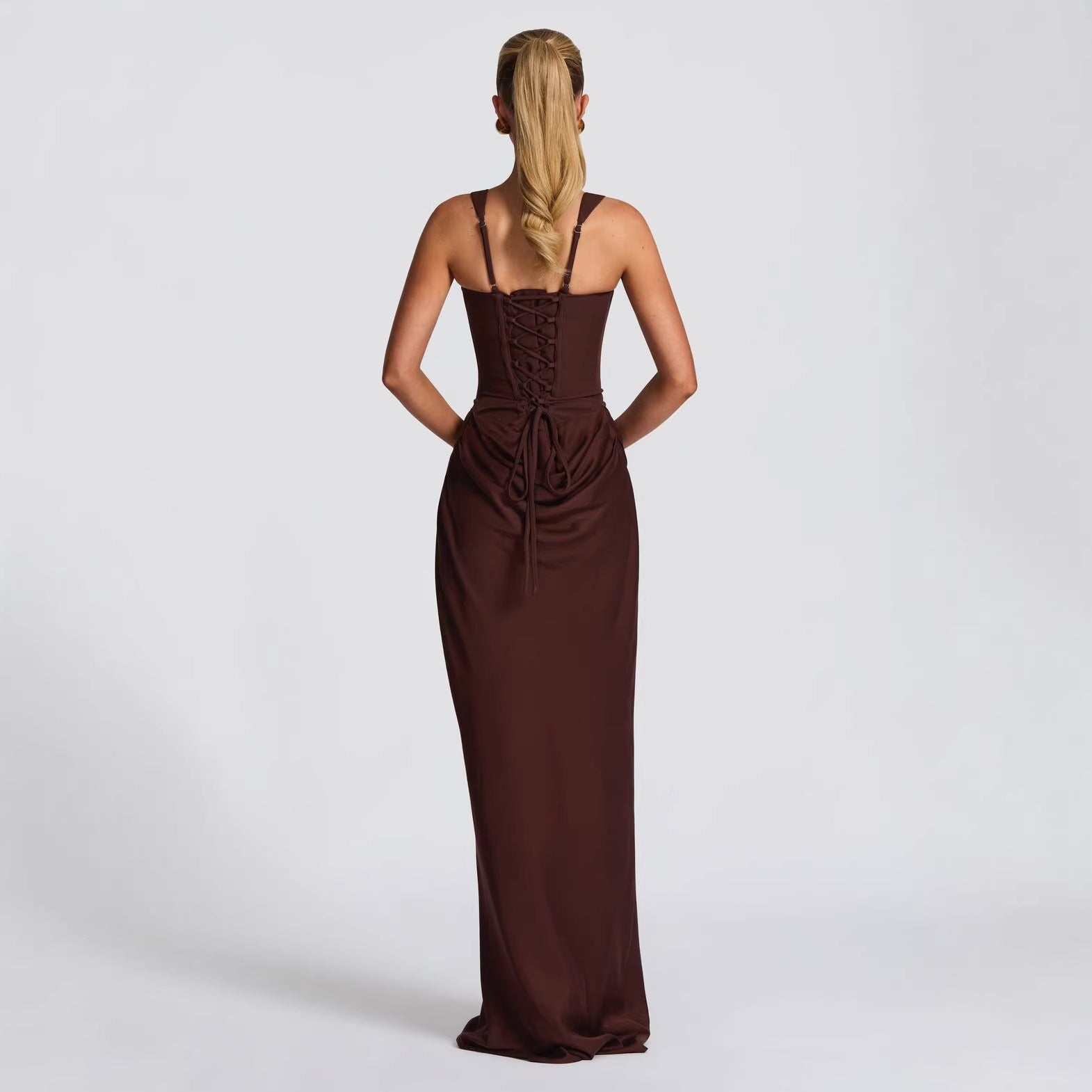 Vestido de noche largo color chocolate con espalda descubierta, cordones estilo corsé y ajuste bodycon elegante.