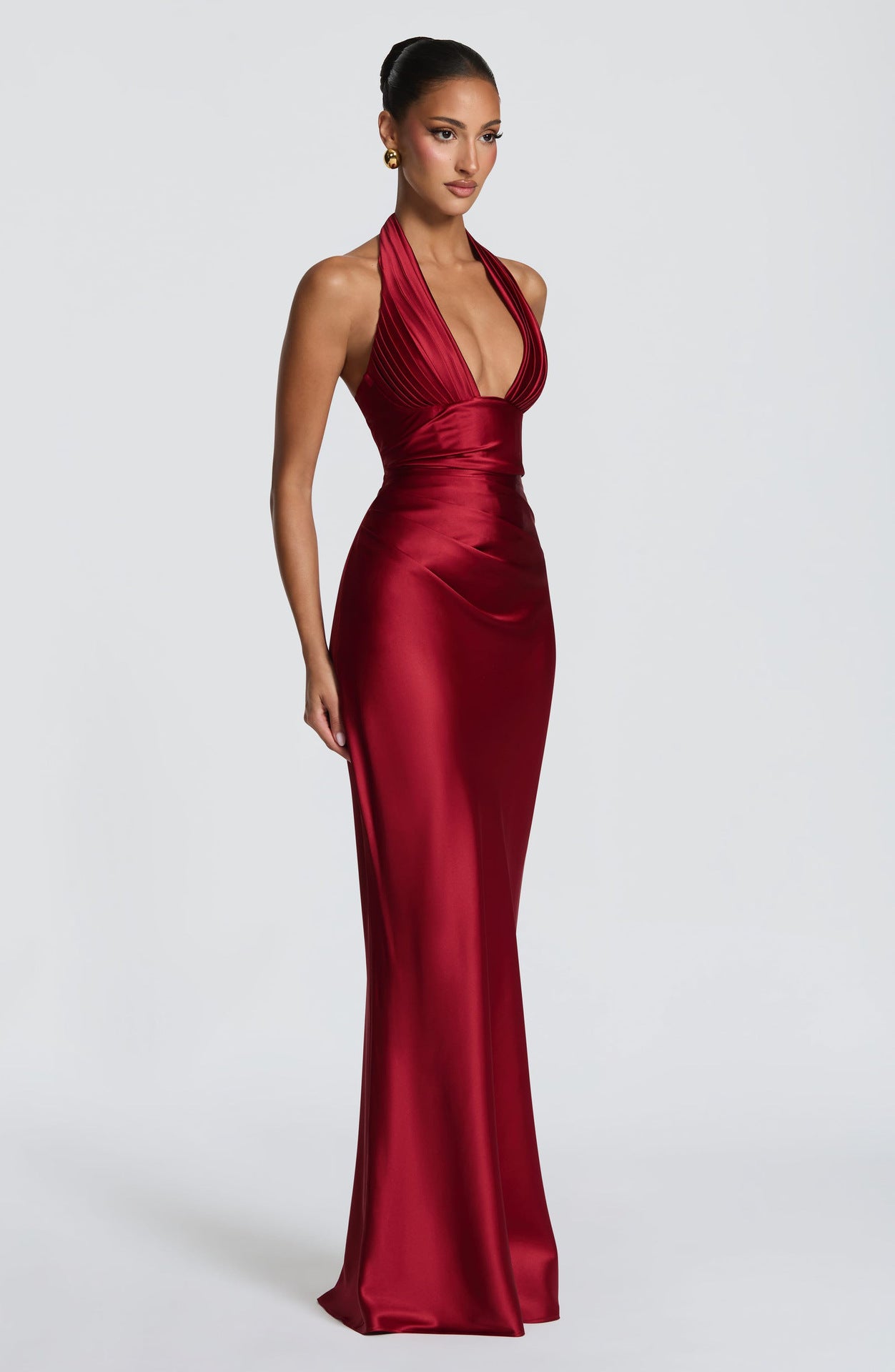 Vestido Largo de Satén con Cuello Halter y Escote en V - Estilo y Confianza | ZYVA