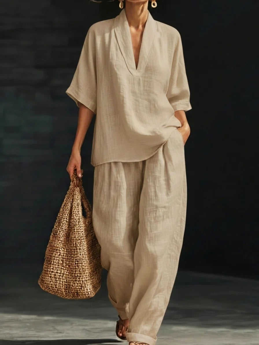Conjunto casual de dos piezas para mujer en color beige, con blusa de cuello en V y pantalón holgado de tela suave.