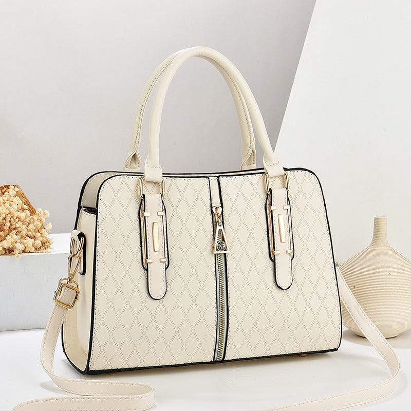 Bolso tote grande de mujer en color crema con diseño romboidal, herrajes dorados y asa bandolera para moda urbana.