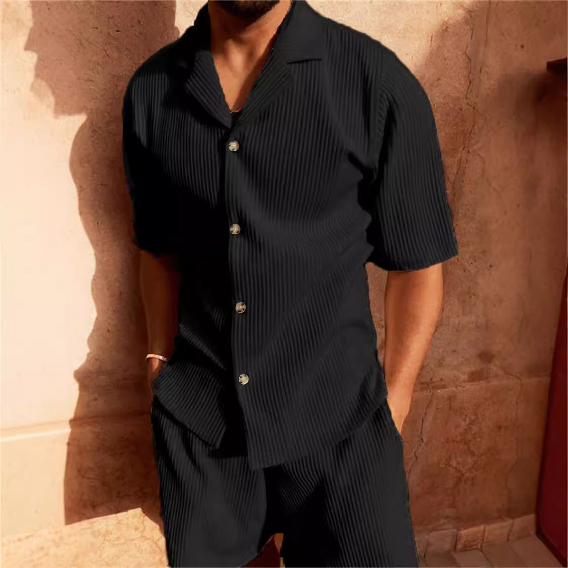 Conjunto de camisa de pana negra con solapa y pantalones cortos para hombre en un look casual de verano.