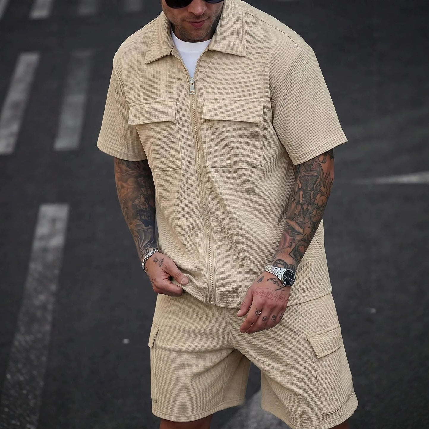 Conjunto de verano para hombre en tejido waffle color beige con chaqueta de cremallera y pantalones cortos.